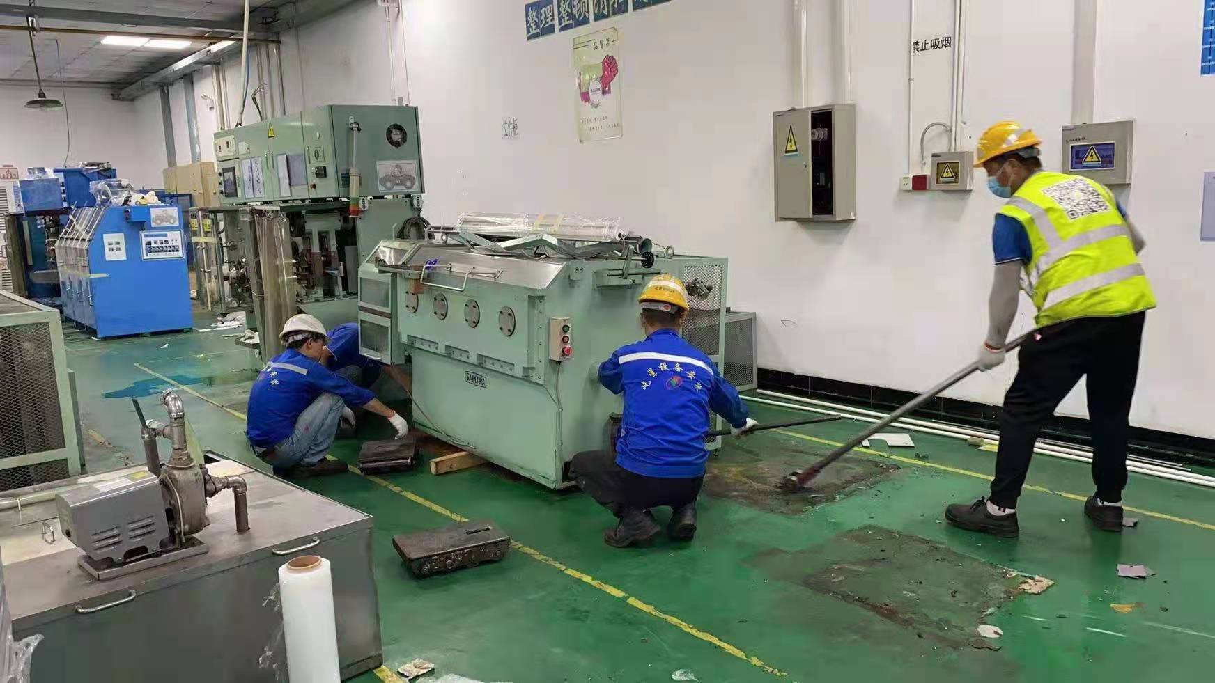 青島老兵以其堅韌不拔的精神，演繹著設備搬運與吊裝的藝術